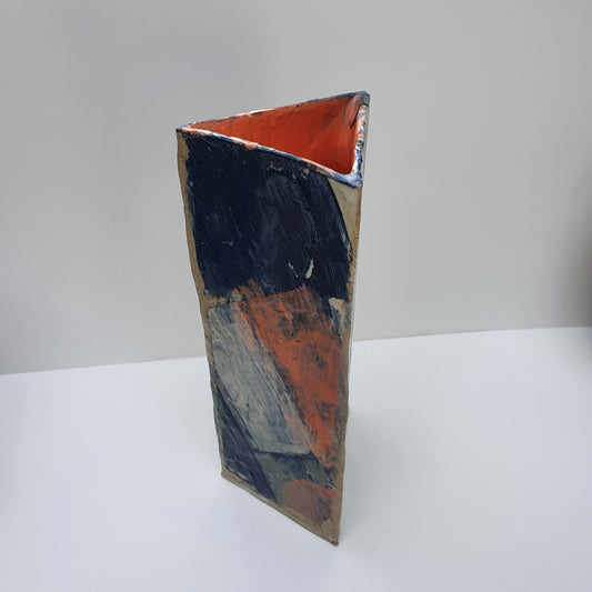 Petit vase triangulaire